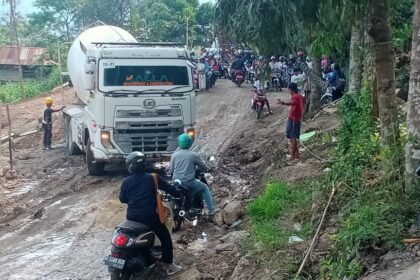 Proyek jalan Sidrap–Enrekang disorot warga, (7/8/2025).