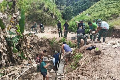 Prajurit Satgas TMMD ke-125 Kodim 1419/Enrekang bersama warga membangun fondasi penahan di bahu jalan Desa Pekalobean yang rawan longsor, Jumat, 8 Agustus 2025.