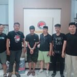 Petugas Satresnarkoba Polres Kolaka dan Polresta Kendari mengamankan Muh. AS alias AJB, tersangka pengendali penyelundupan shabu ke Rutan Kelas II B Kolaka, dalam operasi gabungan di BTN Lacinta, Kota Kendari, Selasa dini hari, 5 Agustus 2025.