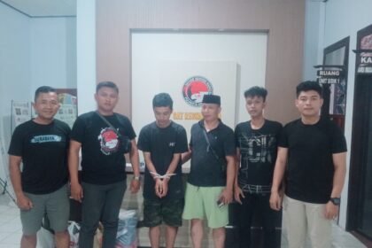 Petugas Satresnarkoba Polres Kolaka dan Polresta Kendari mengamankan Muh. AS alias AJB, tersangka pengendali penyelundupan shabu ke Rutan Kelas II B Kolaka, dalam operasi gabungan di BTN Lacinta, Kota Kendari, Selasa dini hari, 5 Agustus 2025.