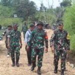Tim Wasev TNI meninjau progres pengerasan jalan dalam program TMMD ke-125 di Desa Pekalobean, Enrekang, Minggu, 10 Agustus 2025.