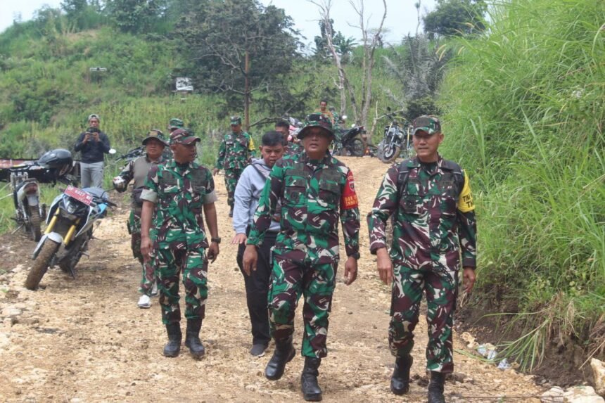 Tim Wasev TNI meninjau progres pengerasan jalan dalam program TMMD ke-125 di Desa Pekalobean, Enrekang, Minggu, 10 Agustus 2025.
