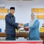 Bupati Bantaeng M. Fathul Fauzy Nurdin dan Wakil Ketua DPRD Hj. Kasmawati menandatangani nota kesepakatan Perubahan KUA-PPAS 2025 dalam rapat paripurna di Gedung DPRD Bantaeng, Jumat (8/8/2025).