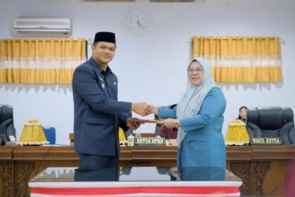 Bupati Bantaeng M. Fathul Fauzy Nurdin dan Wakil Ketua DPRD Hj. Kasmawati menandatangani nota kesepakatan Perubahan KUA-PPAS 2025 dalam rapat paripurna di Gedung DPRD Bantaeng, Jumat (8/8/2025).