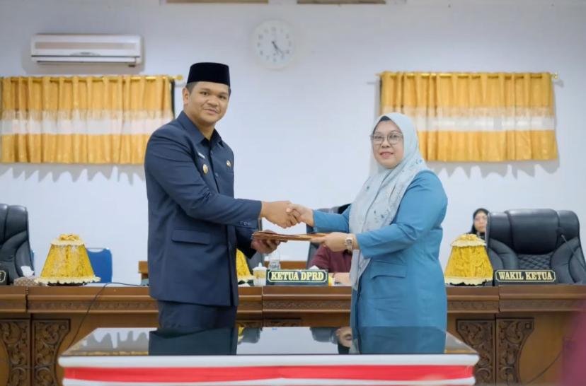 Bupati Bantaeng M. Fathul Fauzy Nurdin dan Wakil Ketua DPRD Hj. Kasmawati menandatangani nota kesepakatan Perubahan KUA-PPAS 2025 dalam rapat paripurna di Gedung DPRD Bantaeng, Jumat (8/8/2025).