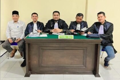 Foto: Tim penasihat hukum Tgk H Mawardi Basyah, S.Sos, usai membacakan nota pembelaan (pledoi) di Pengadilan Negeri Meulaboh, Senin (11/8/2025). Mereka meminta majelis hakim membebaskan terdakwa dari seluruh dakwaan karena dinilai tidak terbukti secara sah dan meyakinkan.