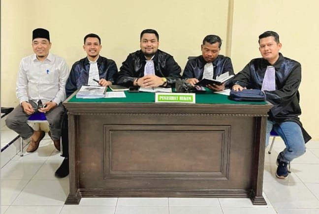 Foto: Tim penasihat hukum Tgk H Mawardi Basyah, S.Sos, usai membacakan nota pembelaan (pledoi) di Pengadilan Negeri Meulaboh, Senin (11/8/2025). Mereka meminta majelis hakim membebaskan terdakwa dari seluruh dakwaan karena dinilai tidak terbukti secara sah dan meyakinkan.