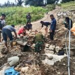 Personel Satgas TMMD ke-125 Kodim 1419/Enrekang bersama warga bergotong royong memasang gorong-gorong di Desa Pekalobean, Kecamatan Anggeraja, Kabupaten Enrekang, Sulawesi Selatan, Selasa, 12 Agustus 2025. Infrastruktur ini dibangun untuk memperlancar aliran air dan melindungi badan jalan dari kerusakan saat musim hujan.