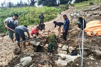 Personel Satgas TMMD ke-125 Kodim 1419/Enrekang bersama warga bergotong royong memasang gorong-gorong di Desa Pekalobean, Kecamatan Anggeraja, Kabupaten Enrekang, Sulawesi Selatan, Selasa, 12 Agustus 2025. Infrastruktur ini dibangun untuk memperlancar aliran air dan melindungi badan jalan dari kerusakan saat musim hujan.