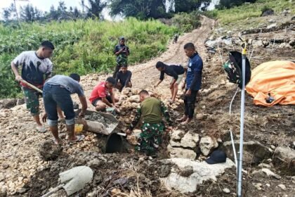 Personel Satgas TMMD ke-125 Kodim 1419/Enrekang bersama warga bergotong royong memasang gorong-gorong di Desa Pekalobean, Kecamatan Anggeraja, Kabupaten Enrekang, Sulawesi Selatan, Selasa, 12 Agustus 2025. Infrastruktur ini dibangun untuk memperlancar aliran air dan melindungi badan jalan dari kerusakan saat musim hujan.