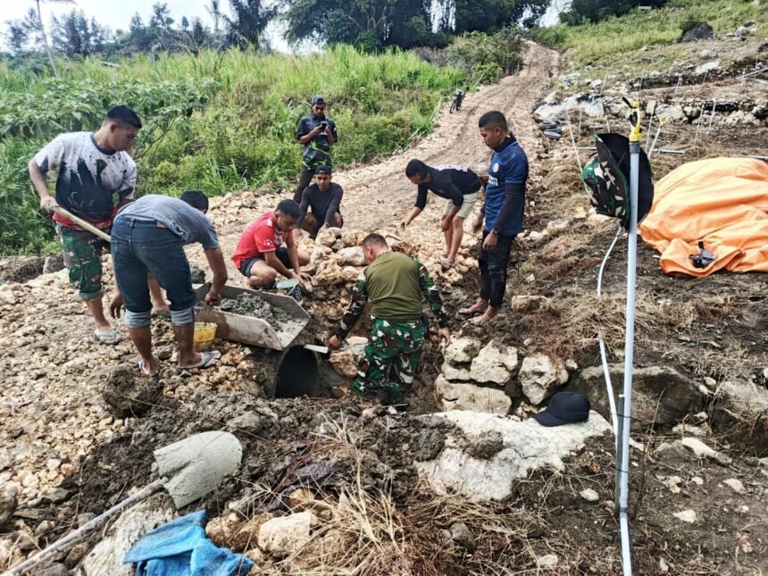 Personel Satgas TMMD ke-125 Kodim 1419/Enrekang bersama warga bergotong royong memasang gorong-gorong di Desa Pekalobean, Kecamatan Anggeraja, Kabupaten Enrekang, Sulawesi Selatan, Selasa, 12 Agustus 2025. Infrastruktur ini dibangun untuk memperlancar aliran air dan melindungi badan jalan dari kerusakan saat musim hujan.