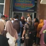 Warga dan awak media memadati area ruang tunggu sidang Pengadilan Negeri Sungguminasa, Gowa, saat pemeriksaan saksi kasus dugaan kekerasan seksual dengan terdakwa Dicky Syahputra, Senin, 11 Agustus 2025.