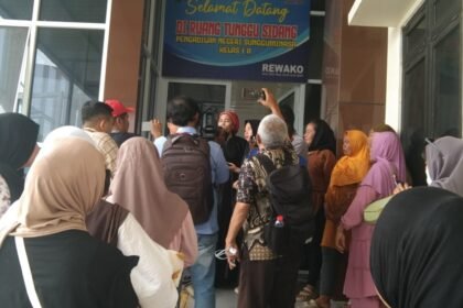 Warga dan awak media memadati area ruang tunggu sidang Pengadilan Negeri Sungguminasa, Gowa, saat pemeriksaan saksi kasus dugaan kekerasan seksual dengan terdakwa Dicky Syahputra, Senin, 11 Agustus 2025.