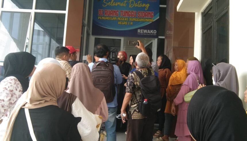 Warga dan awak media memadati area ruang tunggu sidang Pengadilan Negeri Sungguminasa, Gowa, saat pemeriksaan saksi kasus dugaan kekerasan seksual dengan terdakwa Dicky Syahputra, Senin, 11 Agustus 2025.
