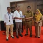 Wakil Bupati Enrekang, Andi Tenri Liwang La Tinro (kedua kanan), menerima plakat dari perwakilan Bulog Cabang Sidrap usai pertemuan membahas kerja sama pengendalian inflasi dan pemenuhan pangan di Kabupaten Enrekang, Senin (11/8/2025). Turut hadir Pelaksana Tugas Kepala Dinas Ketahanan Pangan Enrekang, drg. Hj. Sri Siswaty Zainal (kanan).
