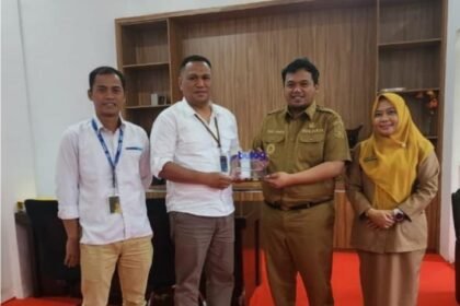 Wakil Bupati Enrekang, Andi Tenri Liwang La Tinro (kedua kanan), menerima plakat dari perwakilan Bulog Cabang Sidrap usai pertemuan membahas kerja sama pengendalian inflasi dan pemenuhan pangan di Kabupaten Enrekang, Senin (11/8/2025). Turut hadir Pelaksana Tugas Kepala Dinas Ketahanan Pangan Enrekang, drg. Hj. Sri Siswaty Zainal (kanan).