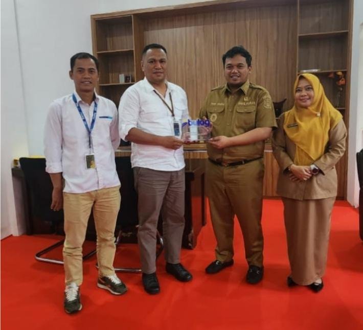 Wakil Bupati Enrekang, Andi Tenri Liwang La Tinro (kedua kanan), menerima plakat dari perwakilan Bulog Cabang Sidrap usai pertemuan membahas kerja sama pengendalian inflasi dan pemenuhan pangan di Kabupaten Enrekang, Senin (11/8/2025). Turut hadir Pelaksana Tugas Kepala Dinas Ketahanan Pangan Enrekang, drg. Hj. Sri Siswaty Zainal (kanan).