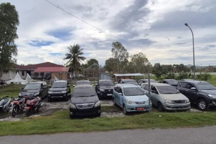 Aset daerah yang berhasil di sita Kejaksaan Negeri Buru terparkir di halaman kantor Kejaksaan Negeri Buru, Jumat (8/8/2025).