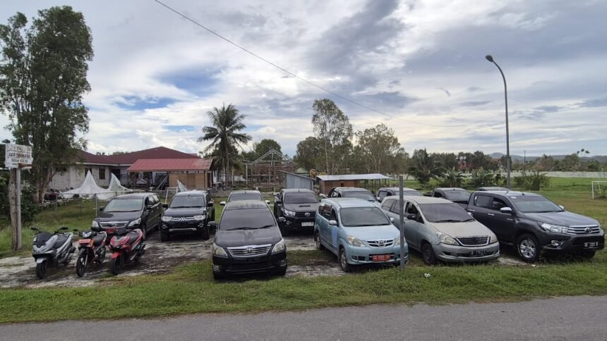 Aset daerah yang berhasil di sita Kejaksaan Negeri Buru terparkir di halaman kantor Kejaksaan Negeri Buru, Jumat (8/8/2025).