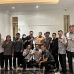 Wali Kota Makassar Munafri Arifuddin berpose bersama perwakilan Aliansi Tenaga Honorer Non Database BKN R4 Kota Makassar usai audiensi di Balai Kota, Selasa (12/8/2025). Pertemuan membahas komitmen transparansi dan akuntabilitas proses rekrutmen honorer R4.