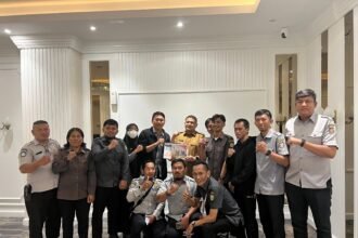 Wali Kota Makassar Munafri Arifuddin berpose bersama perwakilan Aliansi Tenaga Honorer Non Database BKN R4 Kota Makassar usai audiensi di Balai Kota, Selasa (12/8/2025). Pertemuan membahas komitmen transparansi dan akuntabilitas proses rekrutmen honorer R4.