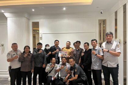 Wali Kota Makassar Munafri Arifuddin berpose bersama perwakilan Aliansi Tenaga Honorer Non Database BKN R4 Kota Makassar usai audiensi di Balai Kota, Selasa (12/8/2025). Pertemuan membahas komitmen transparansi dan akuntabilitas proses rekrutmen honorer R4.