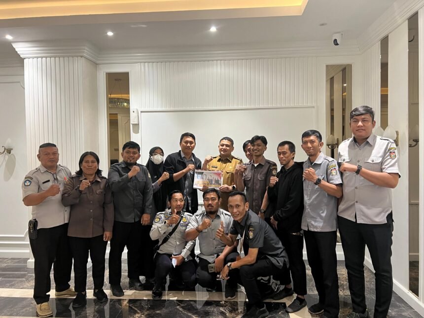 Wali Kota Makassar Munafri Arifuddin berpose bersama perwakilan Aliansi Tenaga Honorer Non Database BKN R4 Kota Makassar usai audiensi di Balai Kota, Selasa (12/8/2025). Pertemuan membahas komitmen transparansi dan akuntabilitas proses rekrutmen honorer R4.