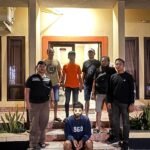 Tim Elang Polres Kolaka berpose bersama terduga pelaku pencurian kendaraan bermotor dalam keluarga di depan markas kepolisian, Kolaka, Sulawesi Tenggara, 12 Agustus 2025. Penangkapan ini dilakukan hanya beberapa jam setelah laporan resmi diajukan, dan mengungkap dinamika keluarga yang retak di tengah godaan transaksi daring barang curian.