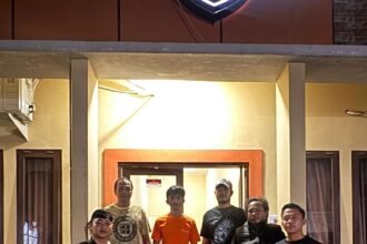 Tim Elang Polres Kolaka berpose bersama terduga pelaku pencurian kendaraan bermotor dalam keluarga di depan markas kepolisian, Kolaka, Sulawesi Tenggara, 12 Agustus 2025. Penangkapan ini dilakukan hanya beberapa jam setelah laporan resmi diajukan, dan mengungkap dinamika keluarga yang retak di tengah godaan transaksi daring barang curian.