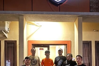 Tim Elang Polres Kolaka berpose bersama terduga pelaku pencurian kendaraan bermotor dalam keluarga di depan markas kepolisian, Kolaka, Sulawesi Tenggara, 12 Agustus 2025. Penangkapan ini dilakukan hanya beberapa jam setelah laporan resmi diajukan, dan mengungkap dinamika keluarga yang retak di tengah godaan transaksi daring barang curian.