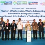 Para pejabat pemerintah, perwakilan asosiasi, dan penyelenggara berfoto bersama saat pembukaan Indonesia International Smart City (IISMEX) 2025 Expo & Forum yang terintegrasi dengan Indo Water, Indo Waste & Recycling, serta Indo Renergy & Electric di Jakarta International Expo (JIExpo), Kemayoran, Rabu (13/8/2025).
