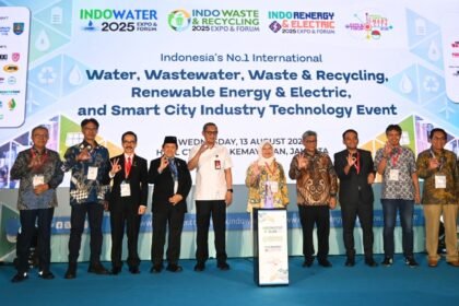 Para pejabat pemerintah, perwakilan asosiasi, dan penyelenggara berfoto bersama saat pembukaan Indonesia International Smart City (IISMEX) 2025 Expo & Forum yang terintegrasi dengan Indo Water, Indo Waste & Recycling, serta Indo Renergy & Electric di Jakarta International Expo (JIExpo), Kemayoran, Rabu (13/8/2025).