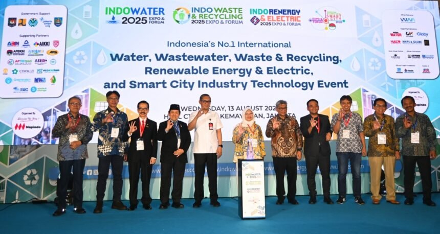 Para pejabat pemerintah, perwakilan asosiasi, dan penyelenggara berfoto bersama saat pembukaan Indonesia International Smart City (IISMEX) 2025 Expo & Forum yang terintegrasi dengan Indo Water, Indo Waste & Recycling, serta Indo Renergy & Electric di Jakarta International Expo (JIExpo), Kemayoran, Rabu (13/8/2025).