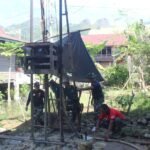 Satgas TMMD ke-125 Kodim 1419/Enrekang bersama warga mengebor sumur di Desa Pekalobean, Kamis, 14 Agustus 2025. Sumur ini diharapkan mengatasi krisis air bersih saat kemarau.