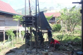 Satgas TMMD ke-125 Kodim 1419/Enrekang bersama warga mengebor sumur di Desa Pekalobean, Kamis, 14 Agustus 2025. Sumur ini diharapkan mengatasi krisis air bersih saat kemarau.