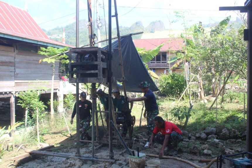 Satgas TMMD ke-125 Kodim 1419/Enrekang bersama warga mengebor sumur di Desa Pekalobean, Kamis, 14 Agustus 2025. Sumur ini diharapkan mengatasi krisis air bersih saat kemarau.