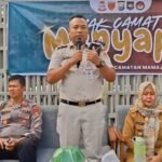 Sekretaris Camat Mamajang, Andi Muhammad Adri, menyampaikan perkembangan program Camat Mengapa yang memasuki tahun kedua pelaksanaannya, didampingi unsur Forum Tripika Kecamatan Mamajang, Kamis (14/8/2025), di Makassar, Sulawesi Selatan.
