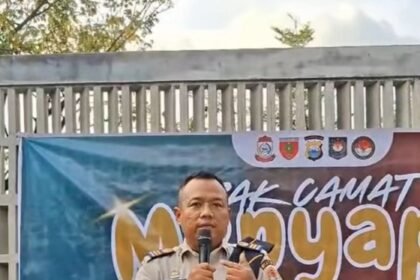 Sekretaris Camat Mamajang, Andi Muhammad Adri, menyampaikan perkembangan program Camat Mengapa yang memasuki tahun kedua pelaksanaannya, didampingi unsur Forum Tripika Kecamatan Mamajang, Kamis (14/8/2025), di Makassar, Sulawesi Selatan.