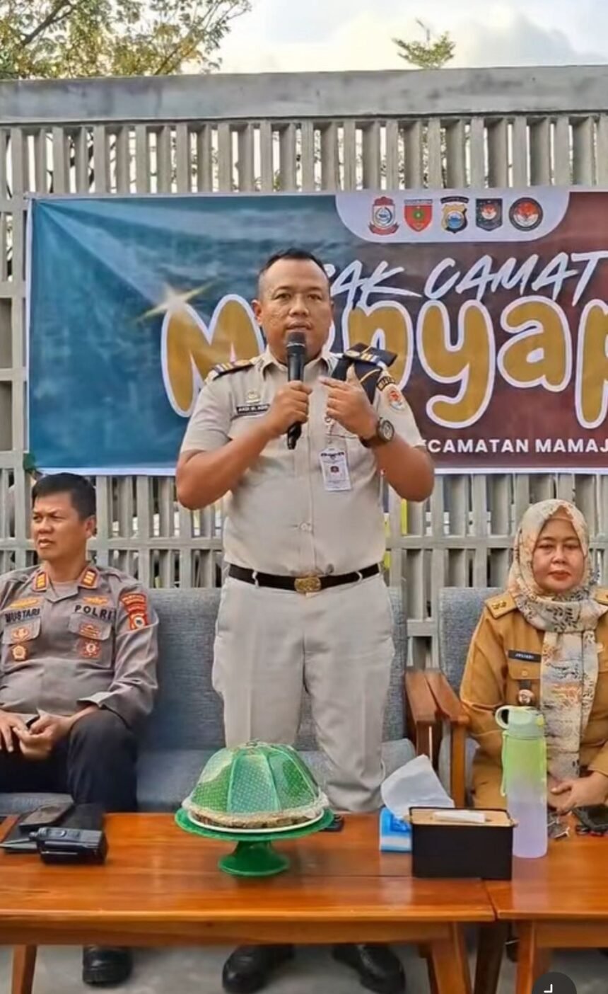 Sekretaris Camat Mamajang, Andi Muhammad Adri, menyampaikan perkembangan program Camat Mengapa yang memasuki tahun kedua pelaksanaannya, didampingi unsur Forum Tripika Kecamatan Mamajang, Kamis (14/8/2025), di Makassar, Sulawesi Selatan.