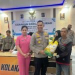 Kapolres Kolaka AKBP Yudha Widyatama Nugraha menyerahkan beras murah kepada warga dalam kegiatan Gerakan Pangan Murah (GPM) di Mapolres Kolaka, Kamis (14/8/2025), yang digelar bekerja sama dengan Perum Bulog.