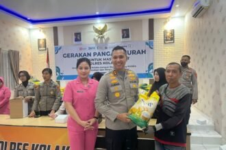 Kapolres Kolaka AKBP Yudha Widyatama Nugraha menyerahkan beras murah kepada warga dalam kegiatan Gerakan Pangan Murah (GPM) di Mapolres Kolaka, Kamis (14/8/2025), yang digelar bekerja sama dengan Perum Bulog.