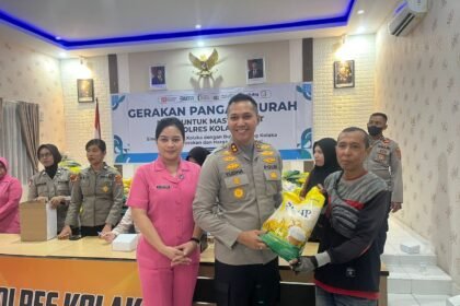Kapolres Kolaka AKBP Yudha Widyatama Nugraha menyerahkan beras murah kepada warga dalam kegiatan Gerakan Pangan Murah (GPM) di Mapolres Kolaka, Kamis (14/8/2025), yang digelar bekerja sama dengan Perum Bulog.
