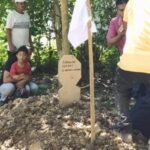 Sejumlah warga Desa Nagauleng, Bone, terpaksa meminta bantuan imam desa tetangga untuk memakamkan kerabatnya karena perangkat desa dan imam setempat tak kunjung datang, Kamis (14/8/2025).