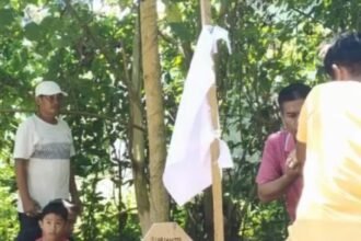 Sejumlah warga Desa Nagauleng, Bone, terpaksa meminta bantuan imam desa tetangga untuk memakamkan kerabatnya karena perangkat desa dan imam setempat tak kunjung datang, Kamis (14/8/2025).