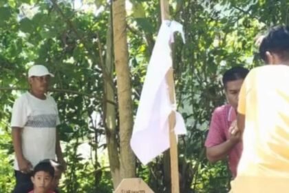 Sejumlah warga Desa Nagauleng, Bone, terpaksa meminta bantuan imam desa tetangga untuk memakamkan kerabatnya karena perangkat desa dan imam setempat tak kunjung datang, Kamis (14/8/2025).