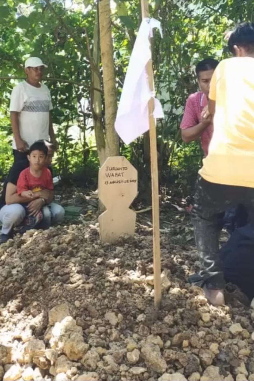Sejumlah warga Desa Nagauleng, Bone, terpaksa meminta bantuan imam desa tetangga untuk memakamkan kerabatnya karena perangkat desa dan imam setempat tak kunjung datang, Kamis (14/8/2025).
