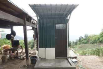 Salah satu jamban keluarga yang dibangun Satgas TMMD ke-125 Kodim 1419/Enrekang di Desa Pekalobean, Kecamatan Anggeraja, Kabupaten Enrekang. Program ini diharapkan meningkatkan kesehatan dan kebersihan lingkungan masyarakat.