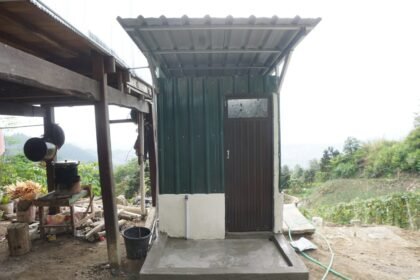 Salah satu jamban keluarga yang dibangun Satgas TMMD ke-125 Kodim 1419/Enrekang di Desa Pekalobean, Kecamatan Anggeraja, Kabupaten Enrekang. Program ini diharapkan meningkatkan kesehatan dan kebersihan lingkungan masyarakat.