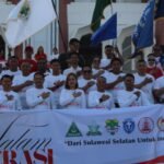 Peserta Deklarasi Cinta 80 Fun Walk dari berbagai organisasi kepemudaan lintas iman berpose bersama sambil membentangkan spanduk bertuliskan pesan persatuan dan moderasi, di kawasan Lego-Lego, Center Point of Indonesia (CPI), Makassar, Jumat (15/8/2025).
