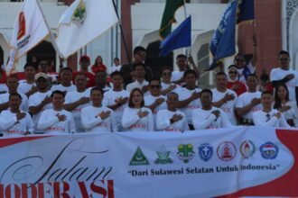 Peserta Deklarasi Cinta 80 Fun Walk dari berbagai organisasi kepemudaan lintas iman berpose bersama sambil membentangkan spanduk bertuliskan pesan persatuan dan moderasi, di kawasan Lego-Lego, Center Point of Indonesia (CPI), Makassar, Jumat (15/8/2025).